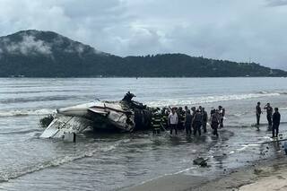 Un avión privado despistó, chocó contra una valla y se incendió en una playa de Brasil