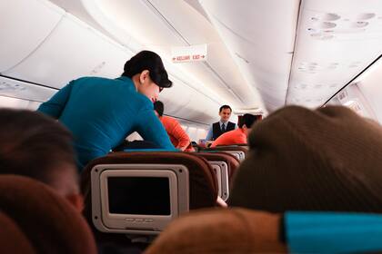 Una azafata contó cómo ayudan a los pasajeros nerviosos durante un vuelo