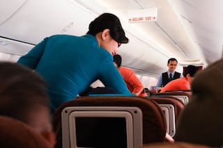 Una azafata reveló cuáles son los hábitos que detestan todos en el avión