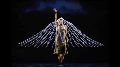 Una bailarina de la compañía Momix interpereta una escena de "Botanica" antes de la salida a escena, en el Joyce Theater en NY