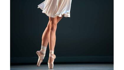 Una bailarina del Royal Ballet ensaya en la Joyce Theater Foundation, de NY,