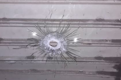 Una bala impactó en la vidriera del banco