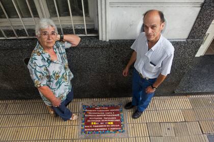 Una baldosa que recuerda a los desaparecidos durante la dictadura