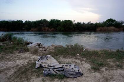 Una balsa desinflada fue encontrada junto al río en la frontera, en Roma, Texas