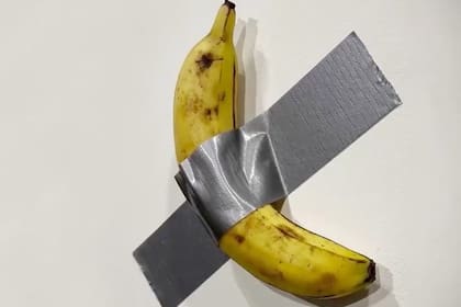 La famosa banana titulada "Comediante", que despertó todo tipo de reacciones en Art Basel