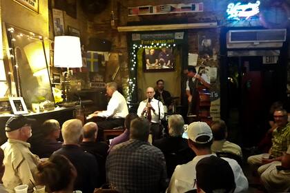 Una banda de jazz en un pequeño local de Nueva Orleans