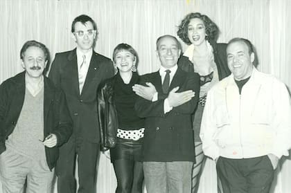 Una banda que se las traía... de izquierza a derecha: Hugo Sofovich, Jean-Francois Casanovas, Divina Gloria, Alberto Olmedo, Beatriz Salomón y Javier Portales, en 1986.
