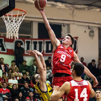 Una bandeja de Bautista Lugarini, uno de los dos mejores de la Gloria en el encuentro inaugural de la serie decisiva de la Liga, que proseguirá este lunes, también en Córdoba.