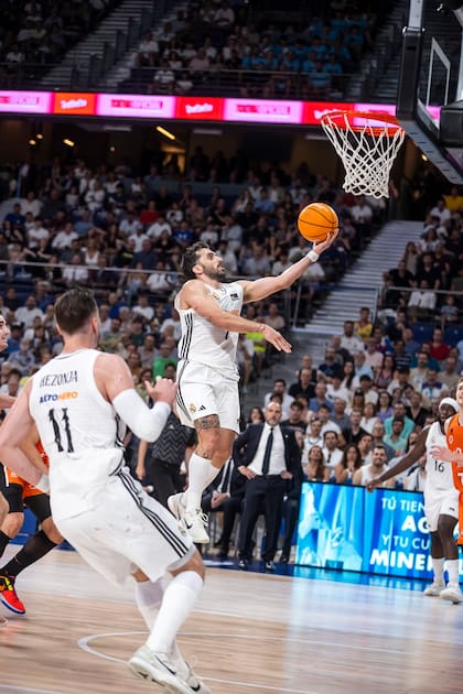 Una bandeja de Facundo Campazzo, cuyo equipo, Real Madrid, será local frente a Maccabi Tel Aviv en la Euroliga.