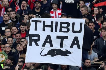 Una bandera contra Courtois en plena tribuna colchonera