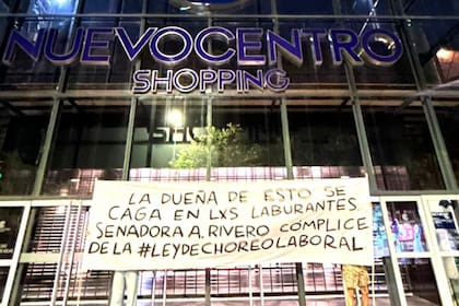 Una bandera contra la senadora Rivero, en un centro comercial de Córdoba