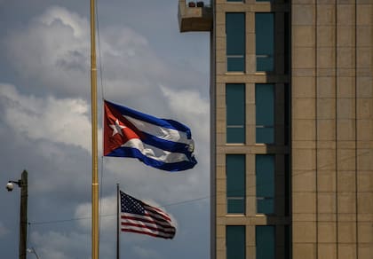 Una bandera cubana junto a una estadounidense fuera de la Embajada de Estados Unidos en La Habana, Cuba. Martes 17 de mayo de 2022. 