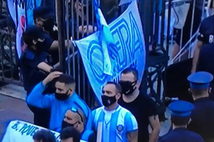 Una bandera de CTERA en las rejas de la Casa Rosada, durante el velatorio de Diego Maradona