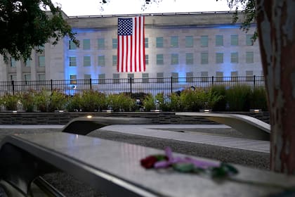 Una bandera de Estados Unidos es desplegada en el Pentágono, en Washington. (AP Foto/Alex Brandon)
