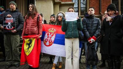 Una bandera de Ferrari apareció incluso en la vecina Polonia en una protesta organizada por estudiantes serbios en el país