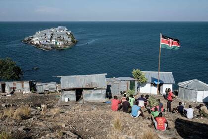 Una bandera de Kenia se ve en la base de la policía marina en la isla de Usingo, al fondo se divisa Migingo