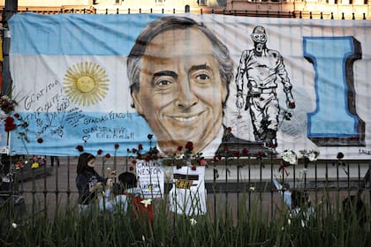 Una bandera con la figura de Néstor Kirchner sobre la reja de la Casa Rosada