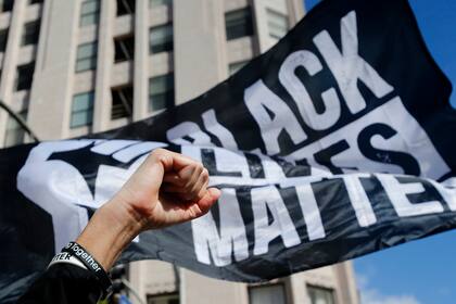 Una bandera del movimiento Black Lives Matter, flamea en los festejos por la victoria de Joe Biden en Los Angeles