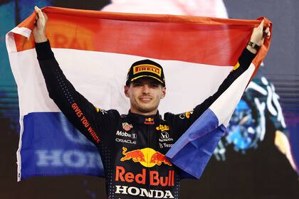 Una bandera: en 2016, Max Verstappen se convirtió en el primer piloto de los Países Bajos en ganar un gran premio de Fórmula 1; cinco años después, en un desenlace apasionante y polémico, obtuvo el Mundial de Pilotos