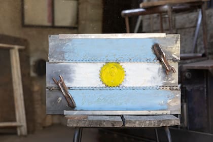 Una bandera encadenada que se libera y forma con el movimiento la bandera argentina
