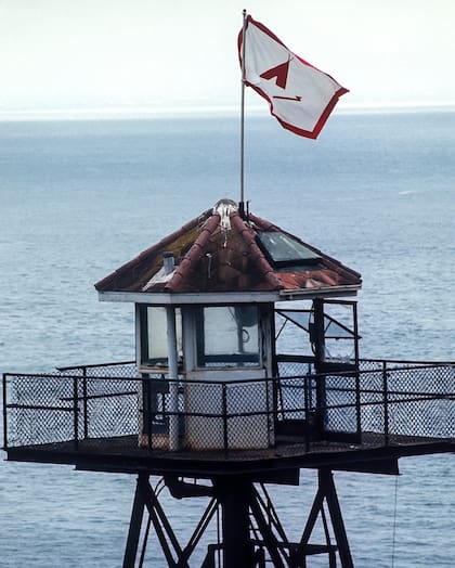 Una bandera india flamea sobre una de las garitas de Alcatraz