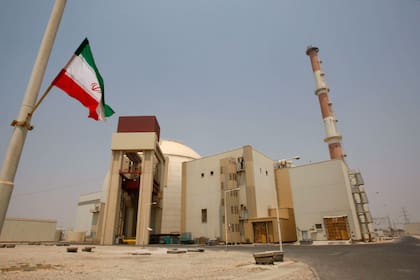 Una bandera iraní frente al reactor nuclear de Bushehr en Irán el 21 de agosto del 2010