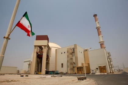 Una bandera iraní ondea frente al edificio del reactor de la planta de energía nuclear de Bushehr, el 21 de agosto de 2010