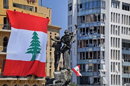 Una soga cuelga de una estatua en el centro de Beirut, donde prometían "colgar" a los políticos