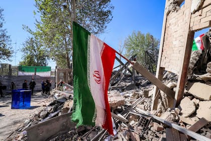 Una bandera nacional iraní es colocada junto a los escombros de un edificio colapsado tras los ataques en la Universidad Tecnológica Sharif, en Teherán, el 7 de abril de 2026