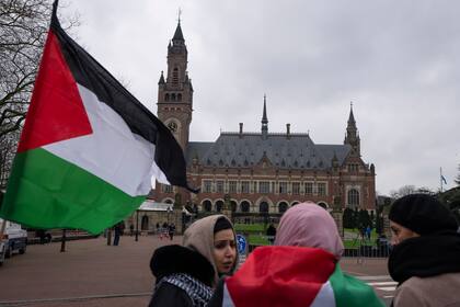 Una bandera palestina afuera de la Corte Internacional de Justicia en La Haya, Holanda, el miércoles 21 de febrero de 2024.