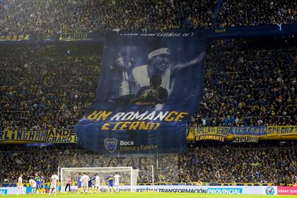 Una bandera que lo dice todo, en la tribuna popular de Boca