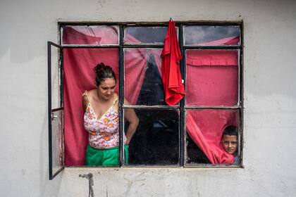 Una bandera roja cuelga de una casa durante el cierre obligatorio debido al COVID-19 en Bogotá, Colombia, el 27 de abril de 2020. La bandera es un símbolo de que los habitantes no tienen comida ni dinero para comprar alimentos o suministros