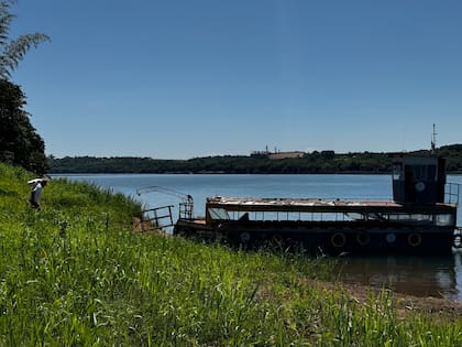 Una barcaza se encarga de transportar personas con mercadería de la Argentina a Paraguay y viceversa en Oasis, Misiones