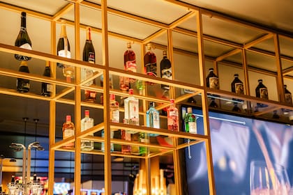 Una barra con diversas opciones de tragos.