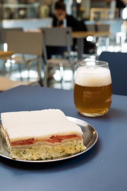 Una barra despacha sándwiches de miga armados en el momento. El de papa y huevo con tomate es adictivo.