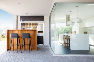 Una casa con vista a la laguna, ajustada a un terreno irregular
