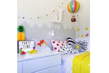Una base neutra y clara es el punto de partida para hacer aparecer toques intensos de color en este dormitorio lleno de frescura