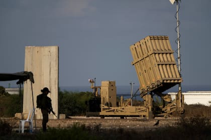 Una batería del sistema israelí de defensa antimisiles la Cúpula de Hierro, desplegado para interceptar cohetes, en Ashkelon, en el sur de Israel (AP Foto/Ariel Schalit, Archivo)