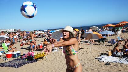 Una belleza esteña juega al vóley