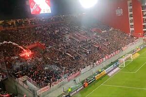 Locura en el estadio Uno: la bengala que arrojó la hinchada de Nacional contra fanáticos de Estudiantes