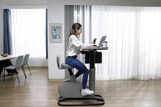 Esta bici fija con escritorio te permite trabajar, pedalear y recargar la batería de la notebook al mismo tiempo