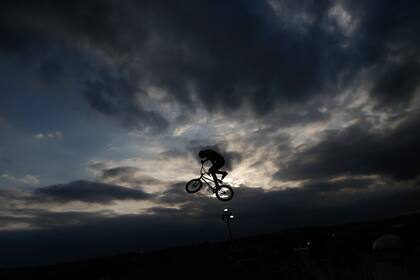 Una bicicleta vuela al atardecer en el espacio de dirt.