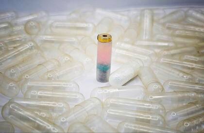 Una biompresora del tamaño de una pildora; el paciente la traga, y la biotinta que contiene se activa desde el exterior con un rayo láser; permite crear una base que ayudar a las células del cuerpo a crecer y reparar una lesión interna