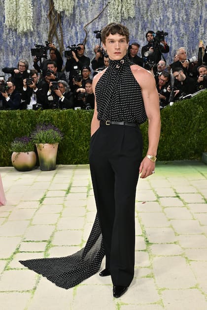 Una blusa de cuello halter con lunares de Saint Laurent fue el ítem con el que Connor Storrie sobresalió ante los flashes