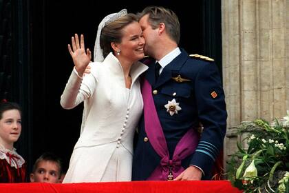 Una boda de ensueño: Felipe y Matilde dieron el sí el 4 de diciembre de 1999. Aquí, el beso en el balcón del Palacio Real, en Bruselas