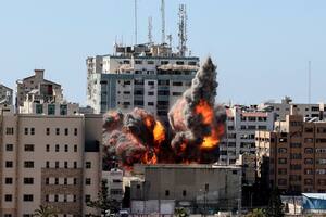 Israel bombardeó un edificio con oficinas de medios internacionales en Gaza