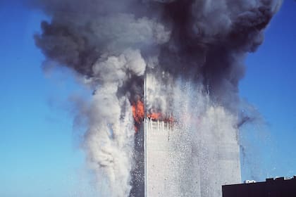 Una bola de fuego estalla desde los pisos superiores de la torre sur del World Trade Center después de que el segundo avión chocó contra el complejo