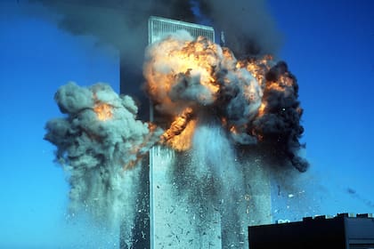 Una bola de fuego estalla desde los pisos superiores de la torre sur del World Trade Center después de que el segundo avión chocó contra el complejo