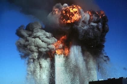 Una bola de fuego estalla desde los pisos superiores de la torre sur del World Trade Center después de una El segundo avión chocó contra el complejo