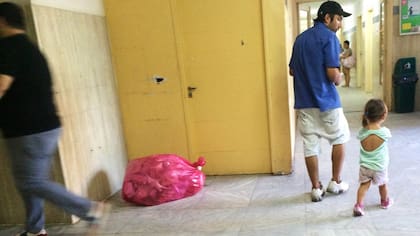 Una bolsa de residuos biológicos, en pleno horario de atención